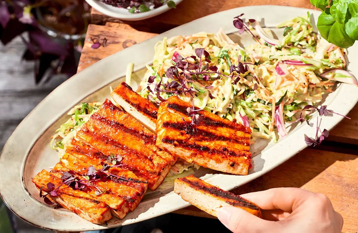 BBQ-Tofu-Ribs auf Cole-Slaw