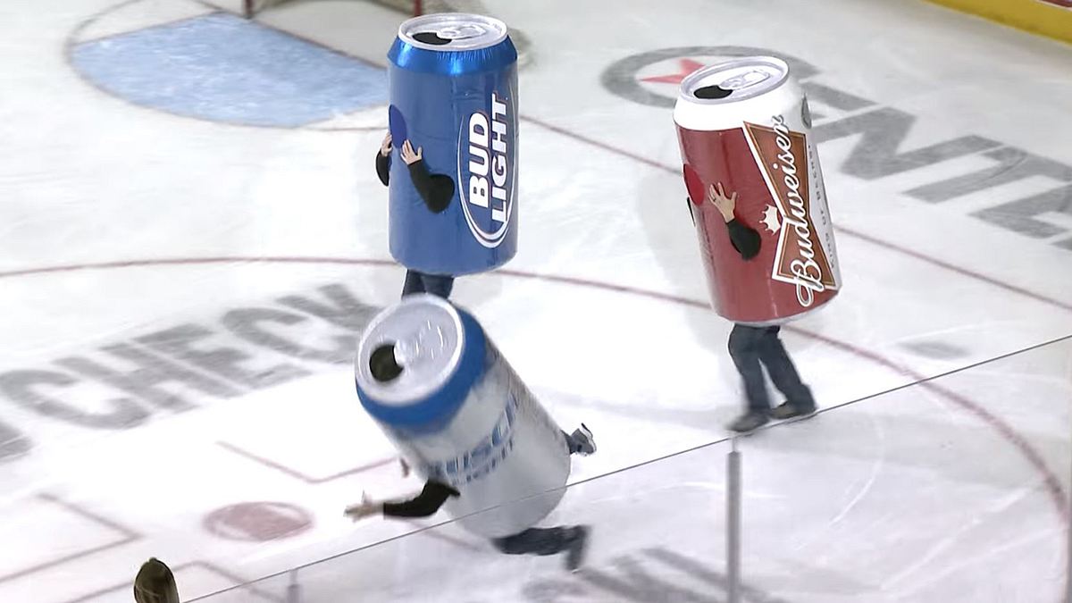 Beer Can Race: Wettrennen in Eishockey-Hallen in Bierdosen-Kostümen 