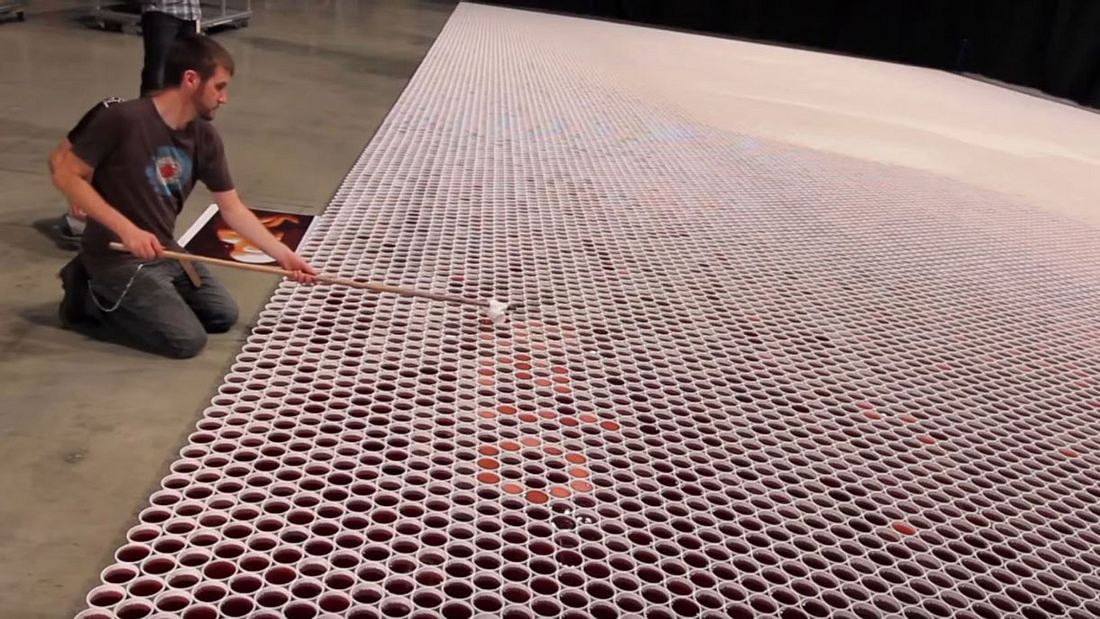 Größte Mosaik der Welt aus Wasserbechern Größte Mosaik der Welt aus Wasserbechern
