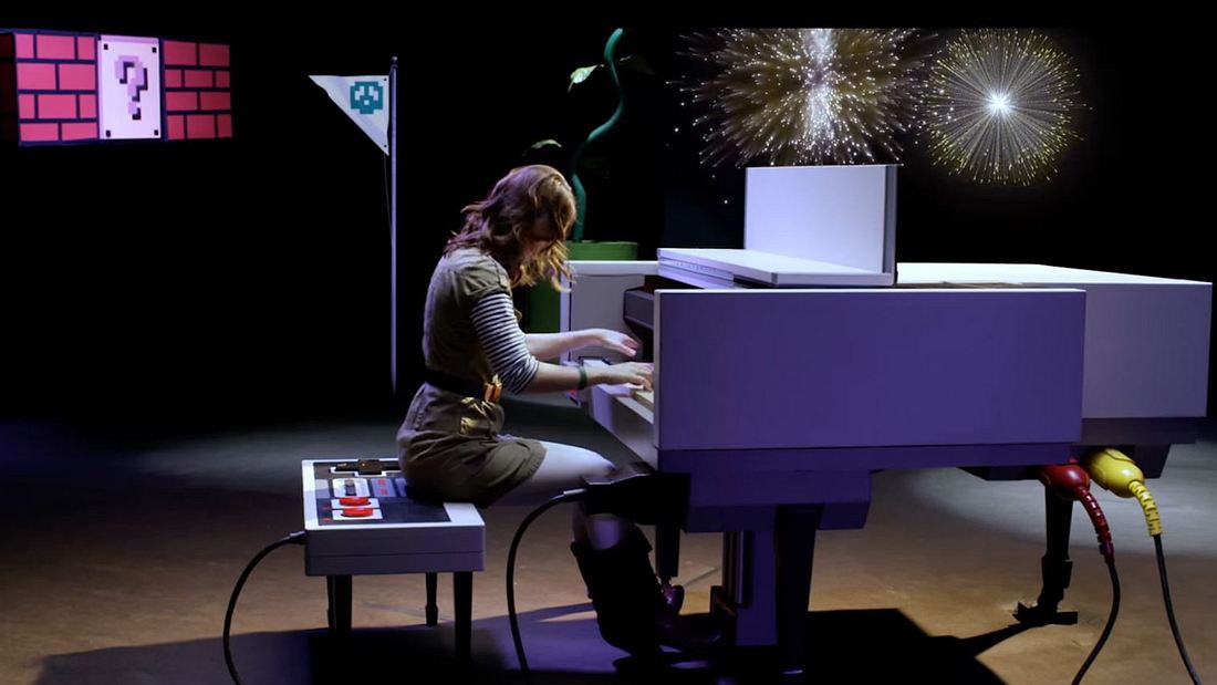 Die Star-Pianistin Sonya Belousova spielt den spielt das Super Mario Bros.-Song auf einem gigantischen NES-Klavier Star-Komponistin Sonya Belousova spielt das Super Mario Bros.-Medley auf einem NES-Klavier