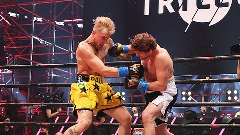 Ben Askren (r.) und Jake Paul kämpfen