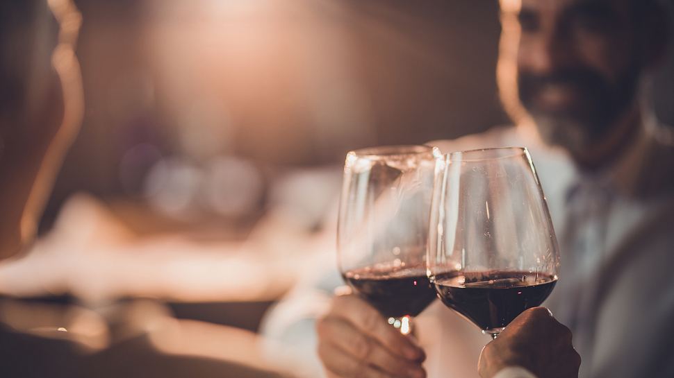 Mann und Frau beim Essen - Foto: iStock/skynesher