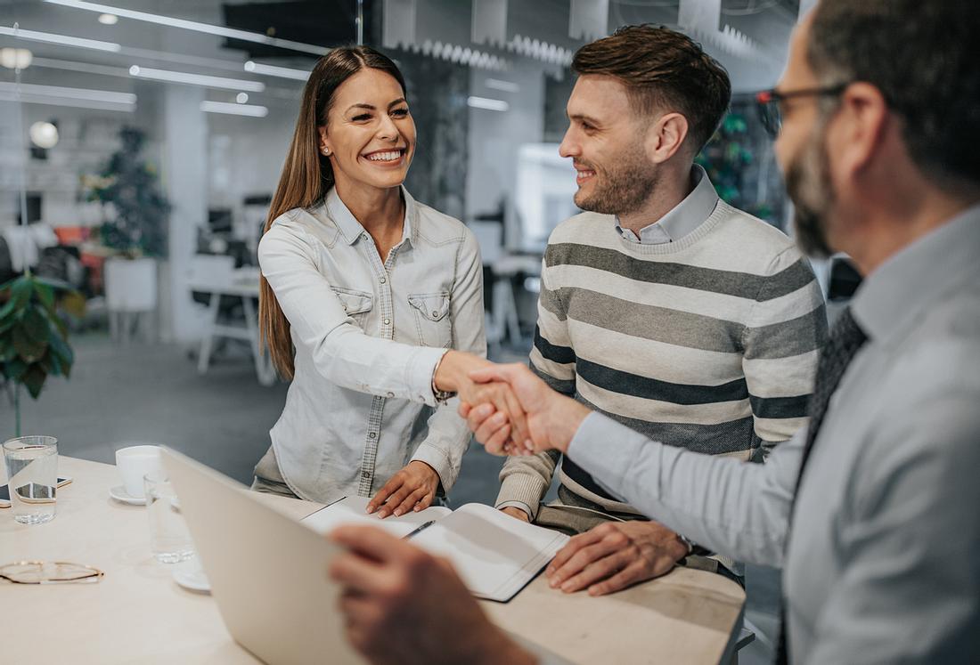 Ein souveränder Handschlag kommt vor allem im Büro gut an