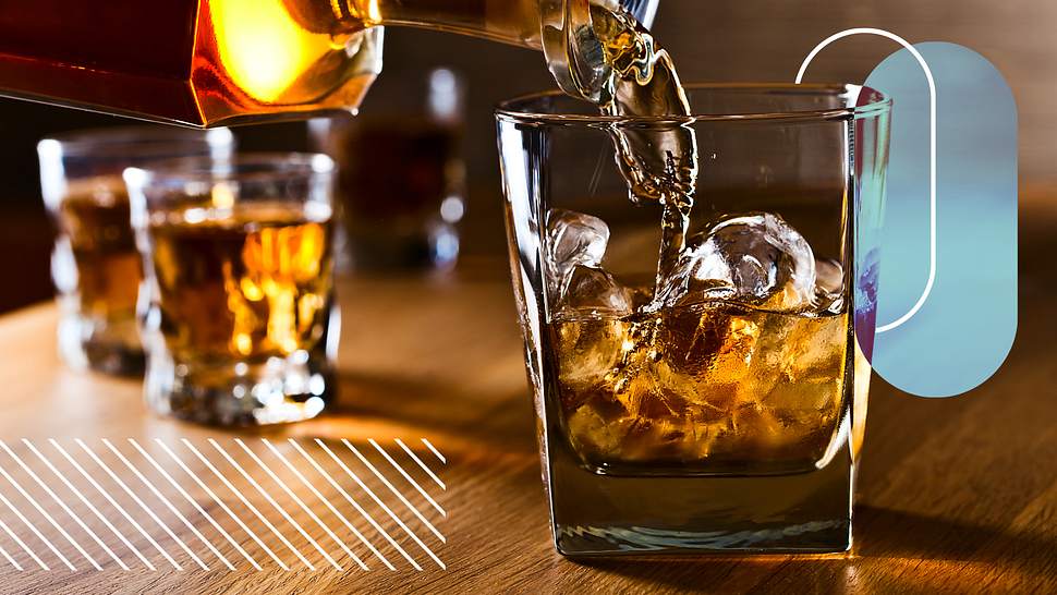 Whisky wird eingeschüttet - Foto: iStock / igorr1