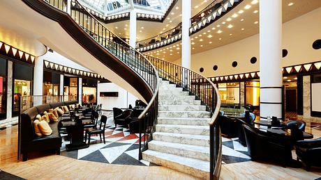 Treppenaufgang eines Luxushotels - Foto: iStock / Nikada