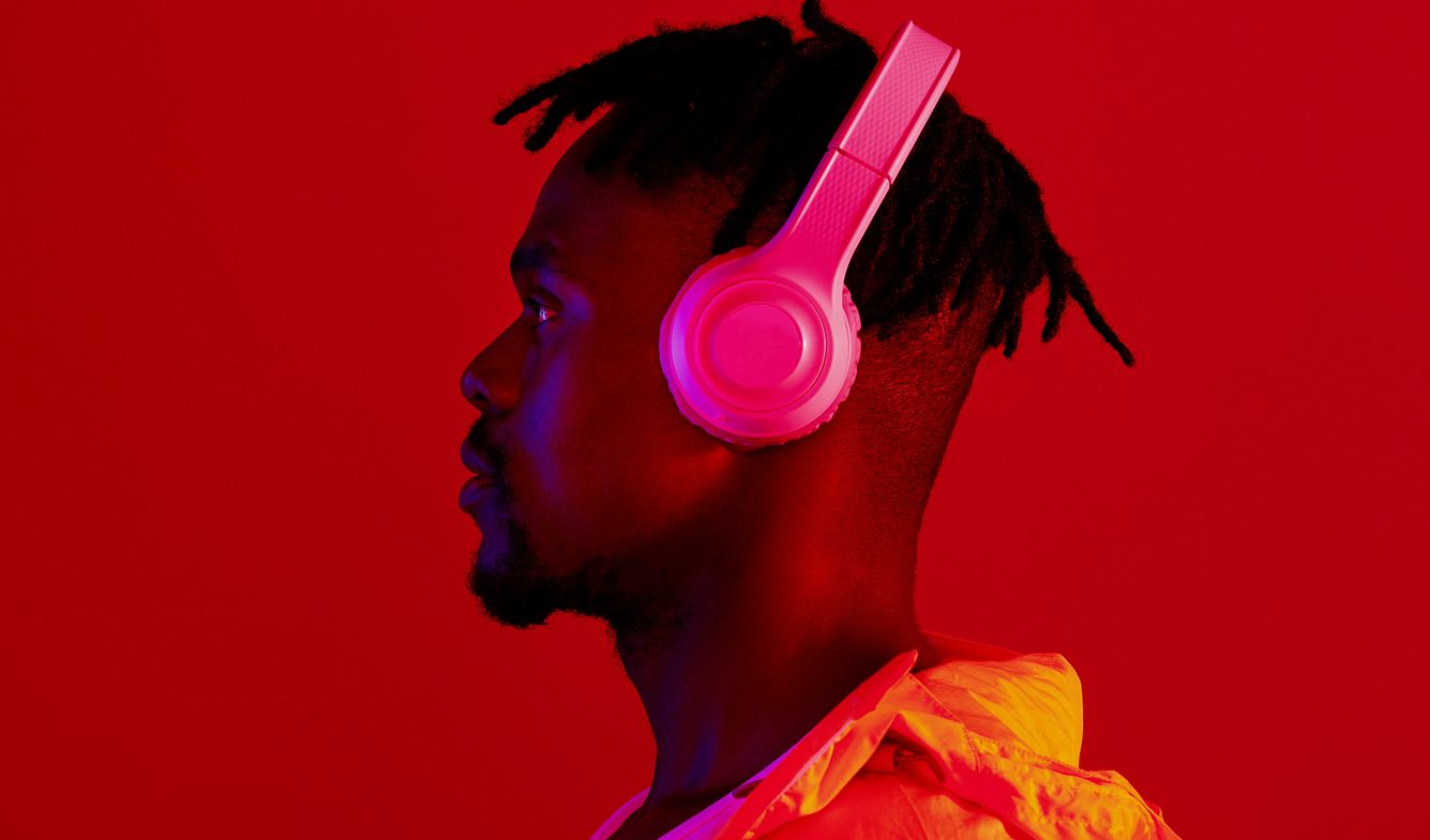 Das sind die 50 besten Songs des Jahres 2020 Mann mit Kopfhörern