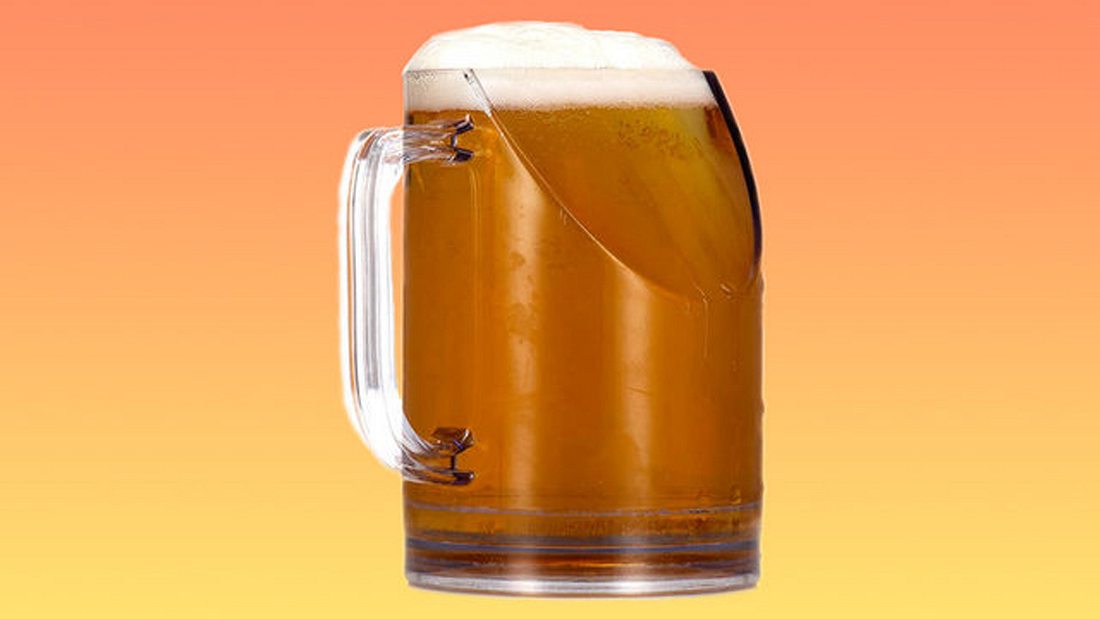 Bierglas fürs Fußballgucken: Der TV Beer Mug garantiert dir einen ungefilterten Blick auf dein TV TV Beer Mug: Dieses Bierglas garantiert dir einen ungehinderten Blick auf deinen Fernseher