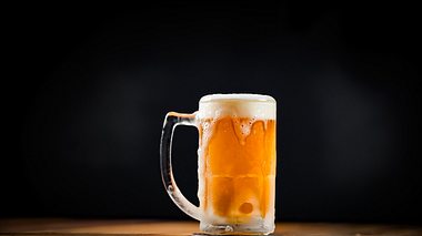 Glas mit Bier - Foto: iStock/Odairson Antonello