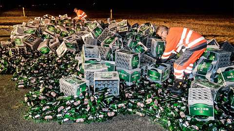 Bier-Unfall auf der B101: 100 Kästen Bier fallen von LKW - Foto: twitter/maz_online