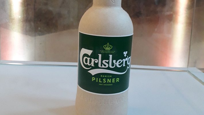 Bald gibt es Bierflaschen aus Altpapier. - Foto: Carlsberg Deutschland