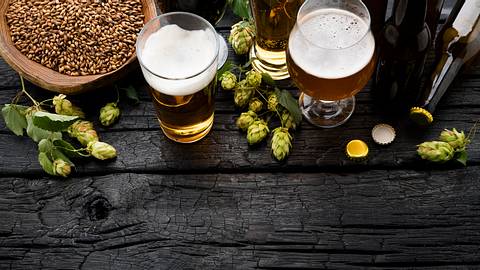 Biergeschenke für Männer: Bier selber brauen - Foto: iStock/ Rouzes