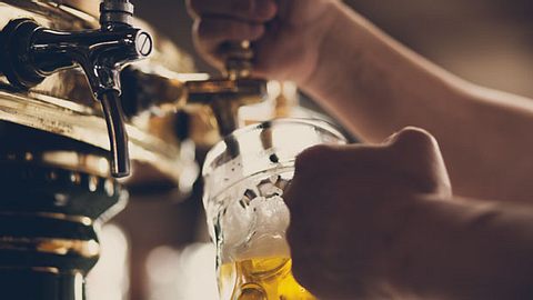 Bierzapfanlage - Bier - Zapfanlage - Bier zapfen - Foto: iStock/hoozone