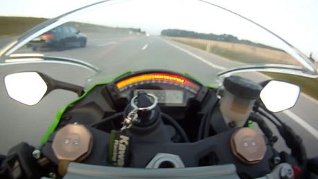 Biker mit 300 km/h auf der Autobahn - Foto: YouTube / derBabo 69