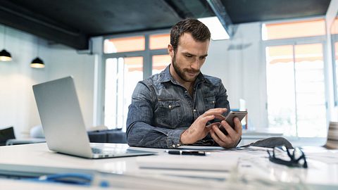 Bilder per App auf dem Handy grafisch bearbeiten (Symbolfoto) - Foto: iStock/LDProd