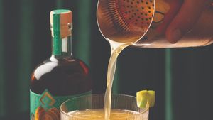 Ein Cocktail wird gemixt - Foto: Drink Syndikat