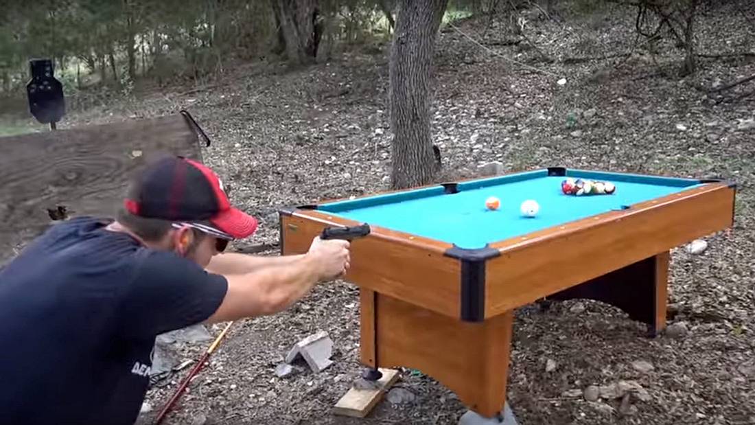 Bulliard oder auch Billard mit halbautomatischen Waffen Bulliard ist Billard mit halbautomatischen Waffen - Die YouTuber der Demolition Ranch haben das Spiel erfunden