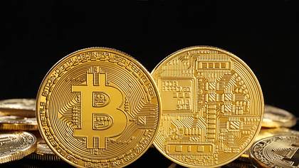 Goldene Bitcoins, virtuelles Geld - Foto: iStock / studiocasper