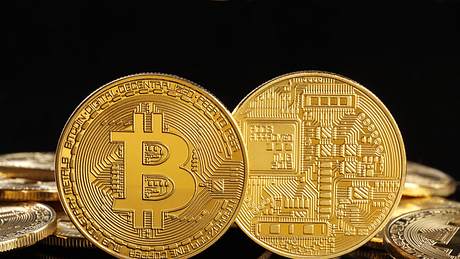 Goldene Bitcoins, virtuelles Geld - Foto: iStock / studiocasper