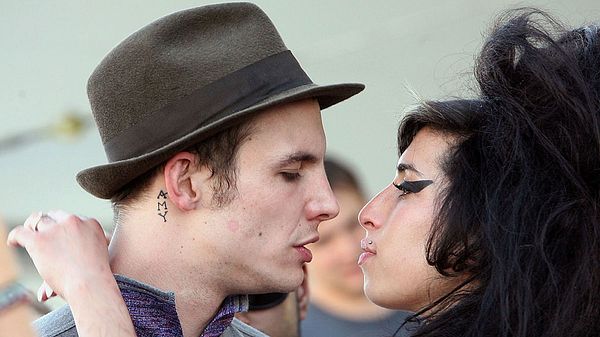 Blake Fielder-Civil mit Amy Winehouse (†) im jahr 2007. - Foto: Getty Images/Michael Buckner 