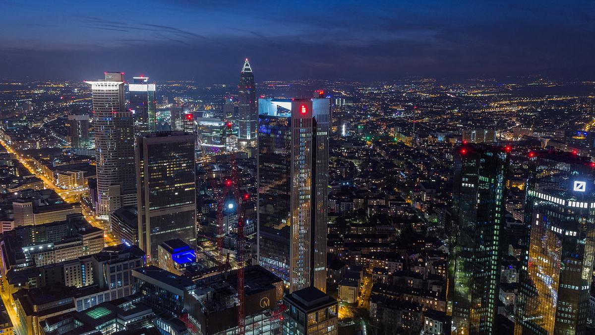 Blick vom Maintower über das Lichtermeer der Großstadt