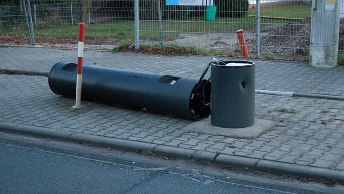 Mann fährt sechs Blitzer übern Haufen Mann fährt sechs Blitzer übern Haufen