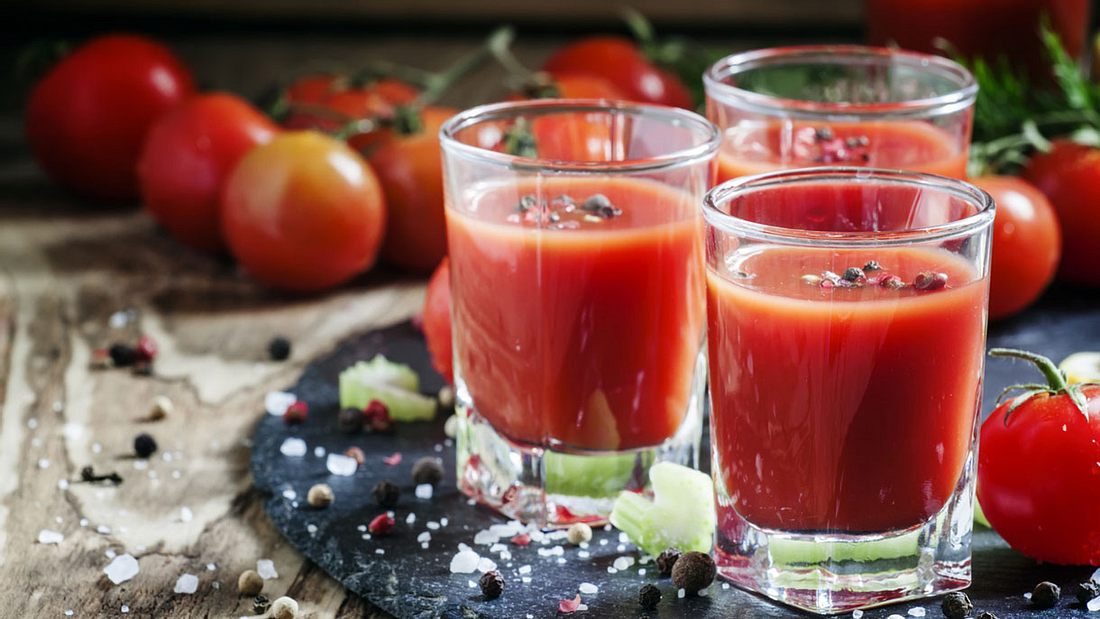 Bloody Mary: Mit ein bisschen Tonic Water zum Bloody Tonic Bloody Mary: Klassiker mit Salz und Pfeffer