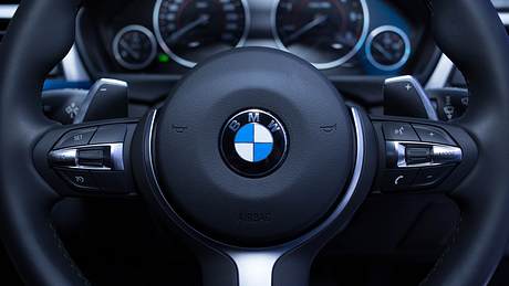 Lenkrad mit BMW-Logo - Foto: iStock / annopk