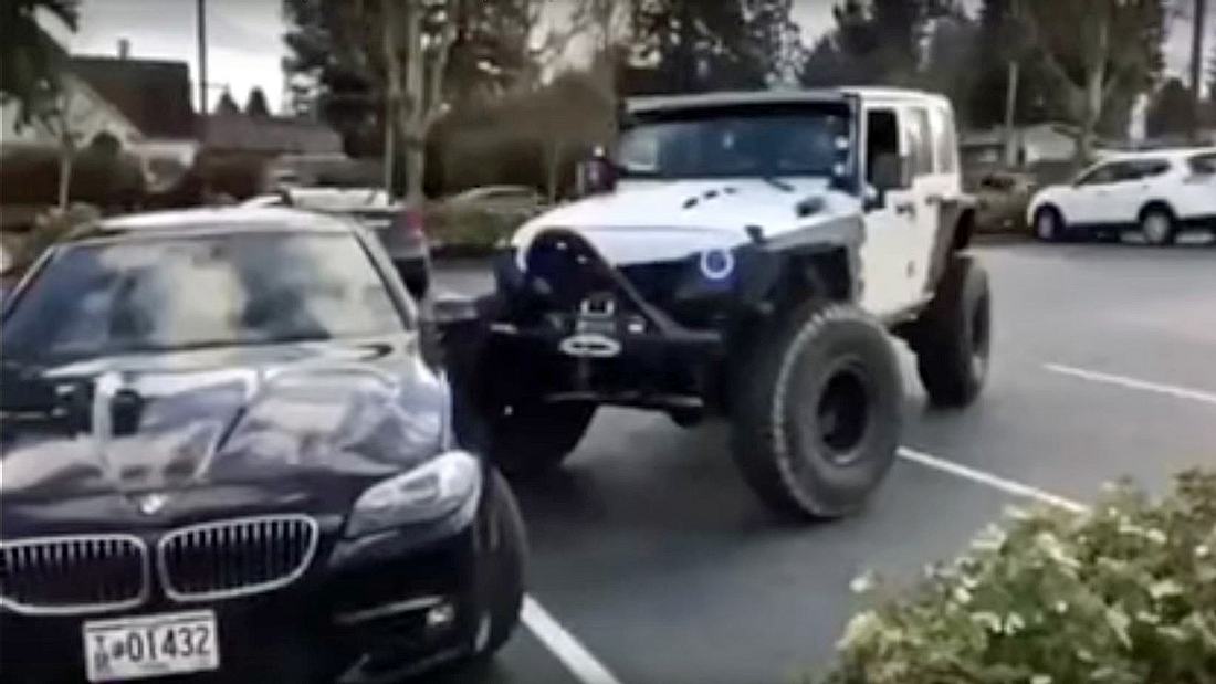 Parkplatz-Fail: Ein Jeep rammt einen BMW Ein Jeep rammt einen BMW auf einem Parkplatz
