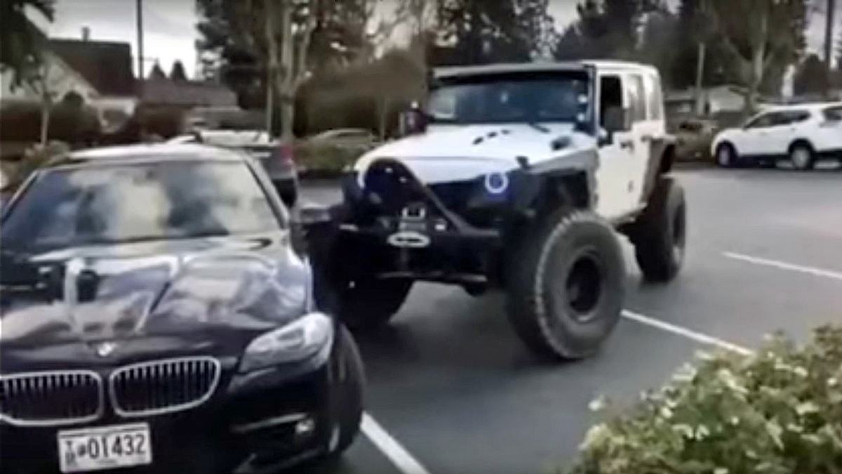 Ein Jeep rammt einen BMW auf einem Parkplatz