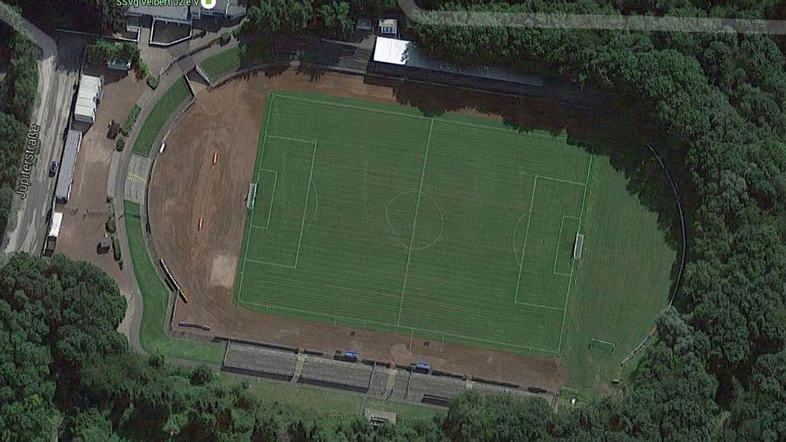 Rund ist was anderes! Der Bolzplatz in Velbert Rund ist was anderes! Der Bolzplatz in Velbert