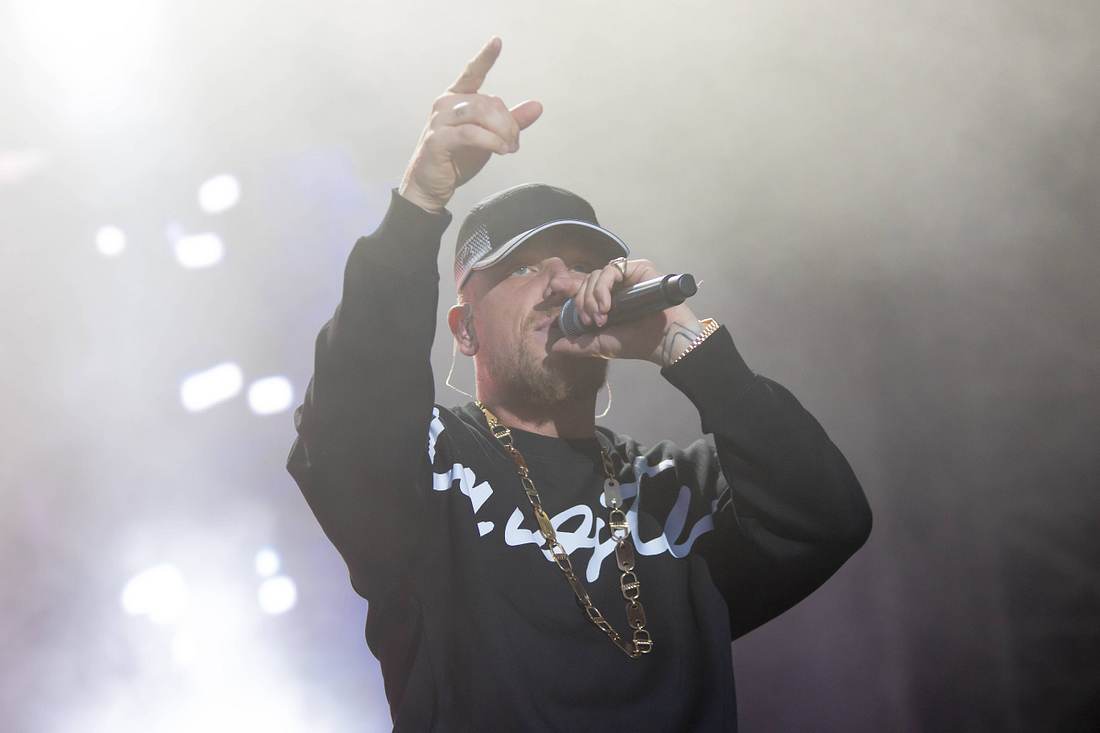 Bonez MC: 187-Rapper offenbar von eigener Mama gedisst Bonez MC bei einem Auftritt
