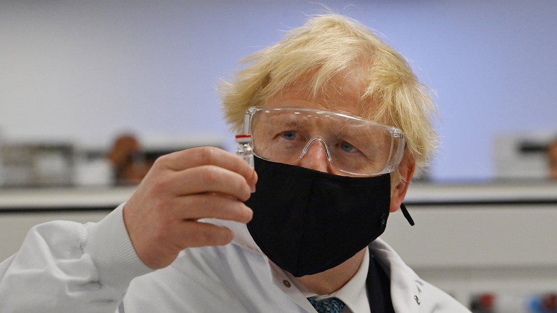 Boris Johnson mit Schutzmaske, -brille und Impfstoff - Foto: Getty Images / WPA Pool