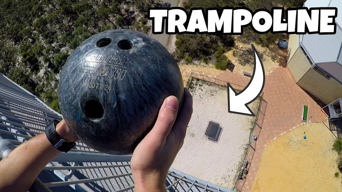 Aus 45 Metern Höhe: Bowlingkugel trifft auf Trampolin Aus 45 Metern Höhe: Bowlingkugel trifft auf Trampolin