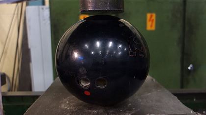 Was passiert, wenn man eine Bowlingkugel mit einer Hydraulikpresse traktiert? - Foto: YouTube/HydraulicPressChannel