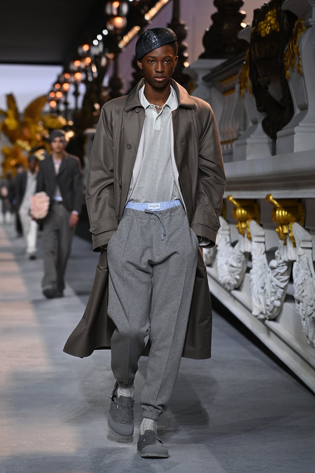 Dior Laufsteg Model mit Boxershorts, die aus der Hose hervorgucken