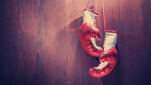 Boxhandschuhe müssen richtig sitzen - Foto: iStock / walik