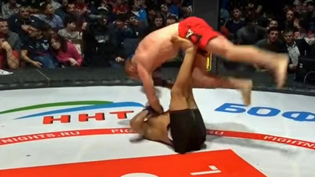 MMA-Fighter Diego Brandao zwingt seinen Gegner mit einem Helicopter-Armbar zur Aufgabe