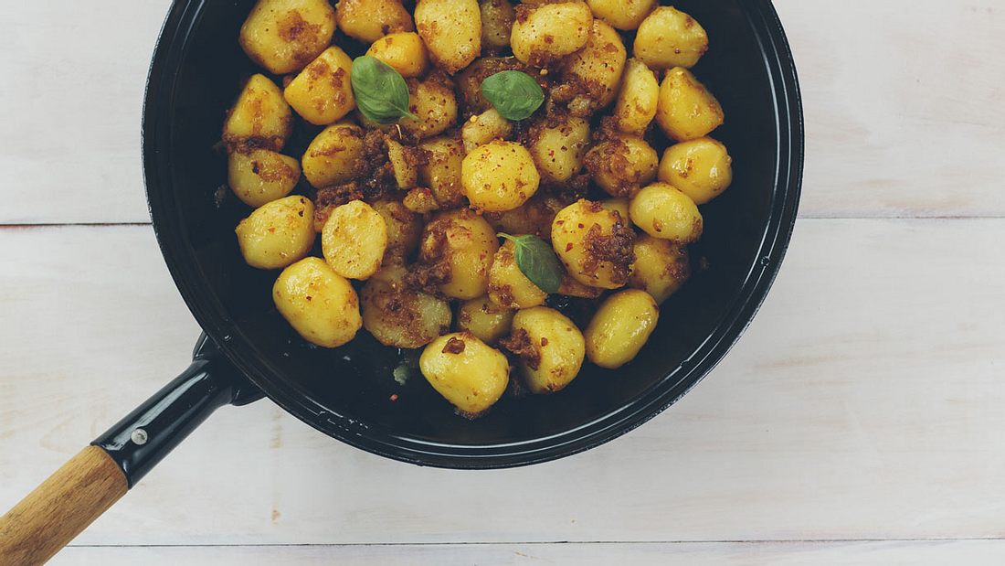 Männerhunger? So machst du deftige Bratkartoffeln mit Bacon Männerhunger? So machst du deftige Bratkartoffeln mit Bacon