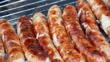 Bratwürste auf einem Grillrost - Foto: iStock / esemelwe