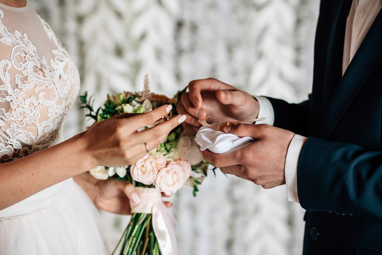 Braut stirbt bei Hochzeit - Bräutigam heiratet ihre Schwester Mann und Frau tauschen Eheringe