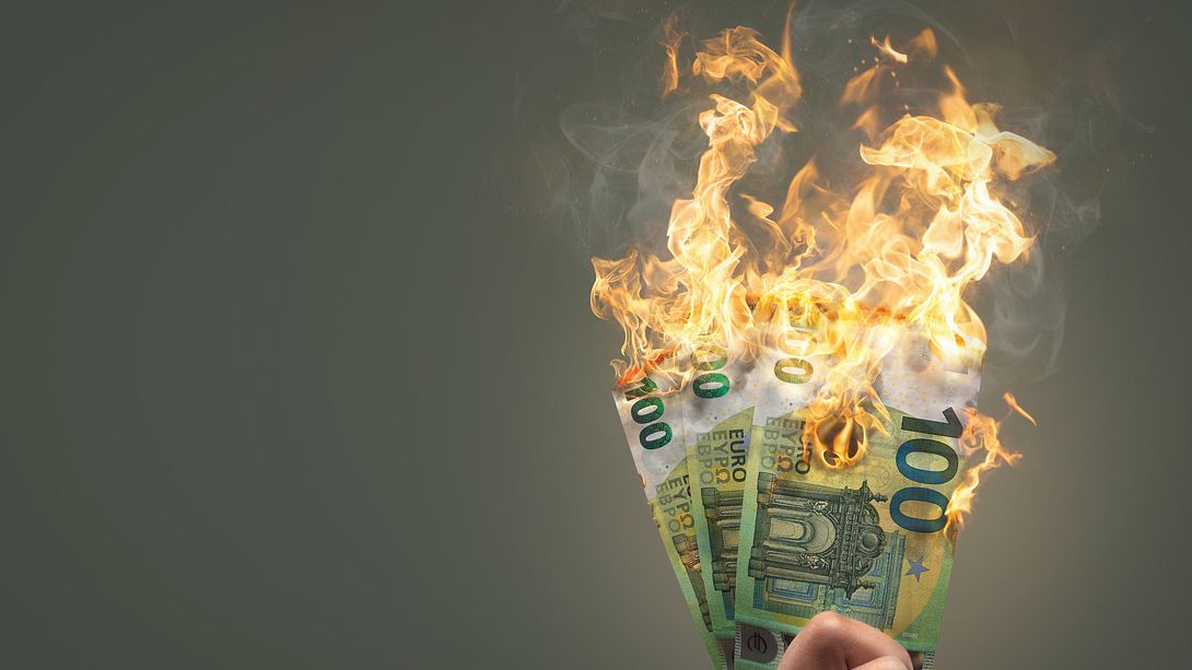 Brennendes Geld - Foto: iStock / photoschmidt