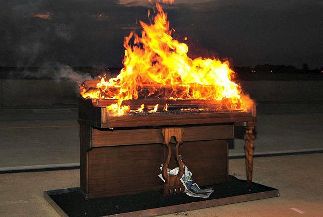 Flammendes Piano: So hört es sich an, wenn man auf einem brennenden Klavier spielt Ein brennendes Klavier
