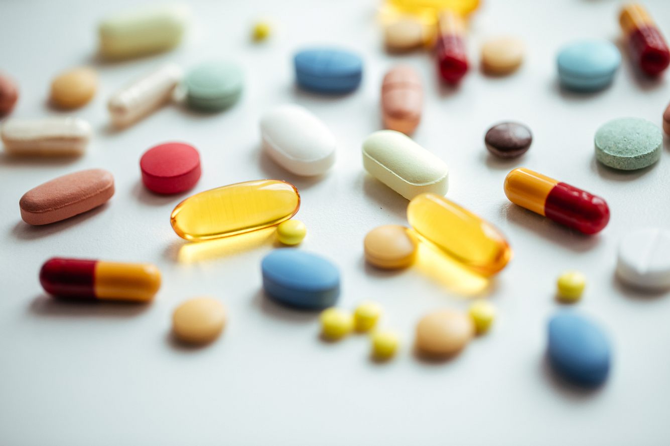 Britische Studie: Diese 3 Vitamine helfen beim Schutz vor dem Coronavirus Verschiedene Pillen
