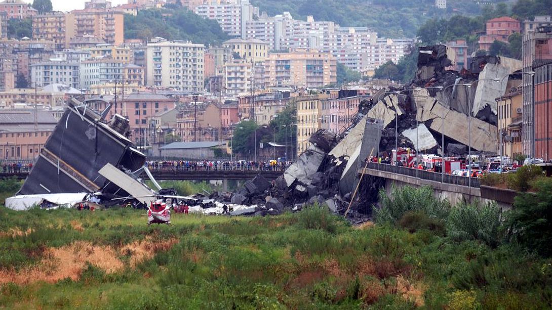 Die eingestürzte Brücke in Genua, Italien - Foto: Getty Images / ANDREA LEONI