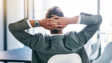Entspannter Mitarbeiter im Büro - Foto: iStock / PeopleImages