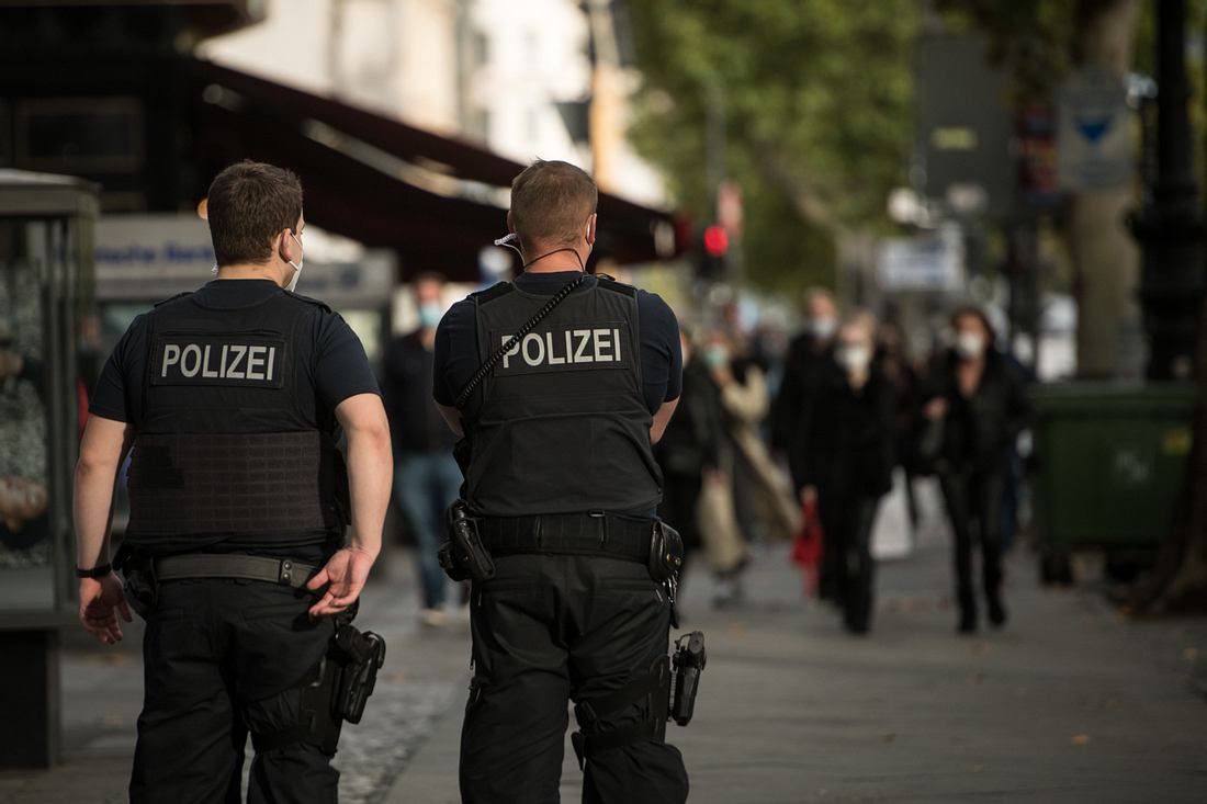 Bundepolizei kontrolliert Zwei Polizisten kontrollieren Passanten auf der Straße