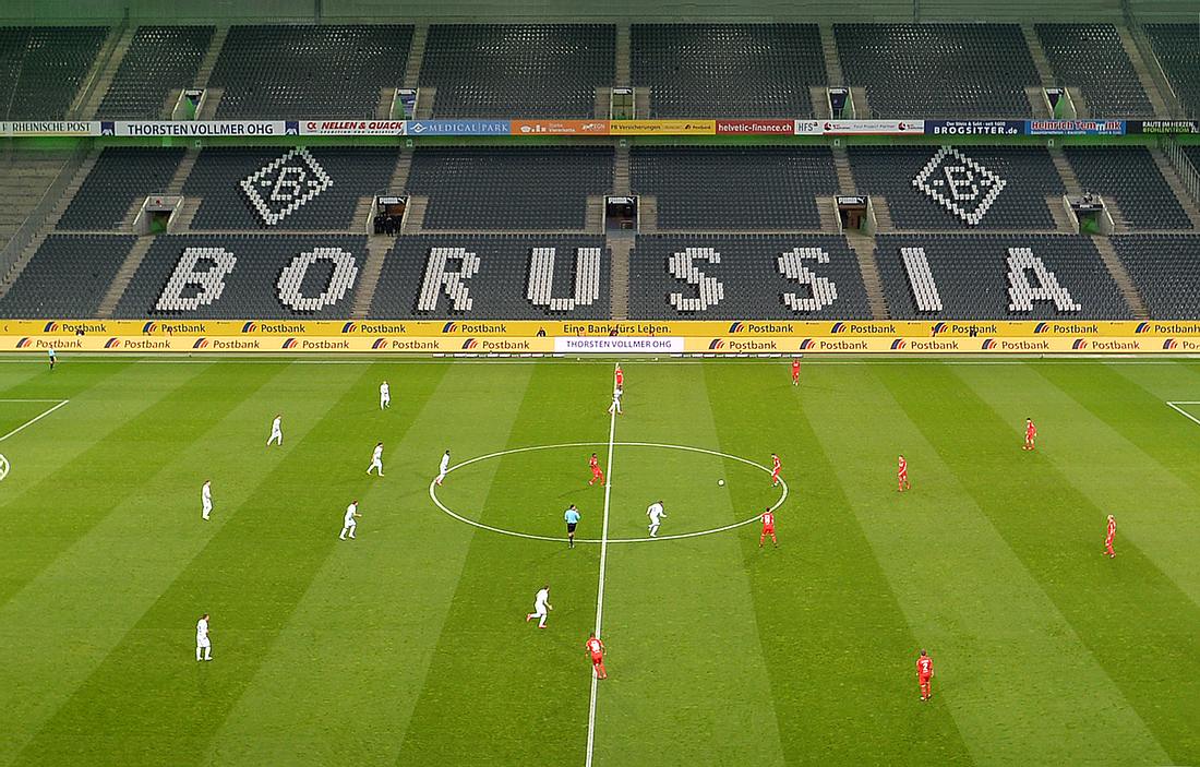 Bundesliga-Geisterspiel Zwei Mannschaften spielen in leerem Stadion