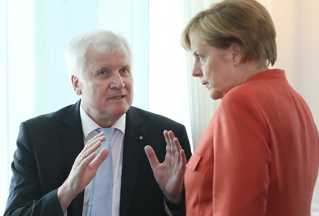 Deutsche Bundesregierung plant Einführung eines 12-Stunden-Arbeitstages Horst Seehofer und Angela Merkel