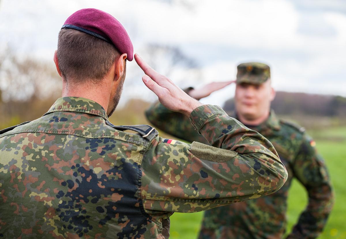 Bundeswehr-Soldaten beim Salutieren
