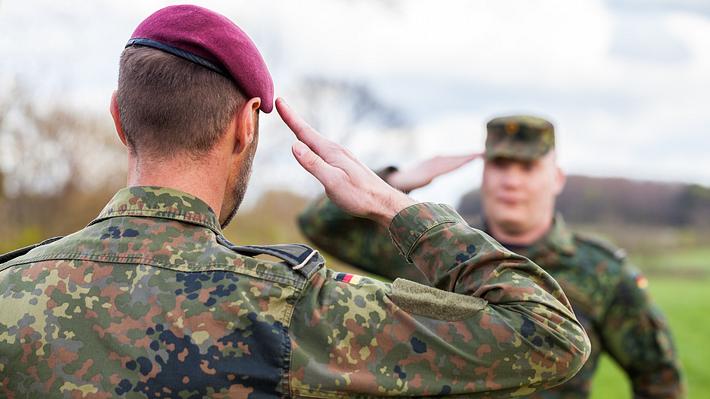 Bundeswehr-Soldaten beim Salutieren - Foto: iStock / huettenhoelscher